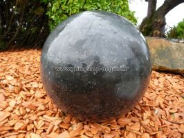sphère granit noire