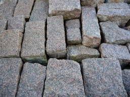 Moellons de granit rose.